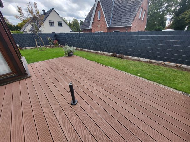 Doppelstabmatten 1,40m hoch mit Sichtschutz auf L Steinen montiert