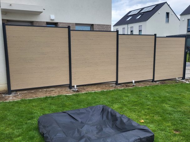 WPC Sichtschutzzaun in Sandfarbe mit Anthrazit Pfosten 