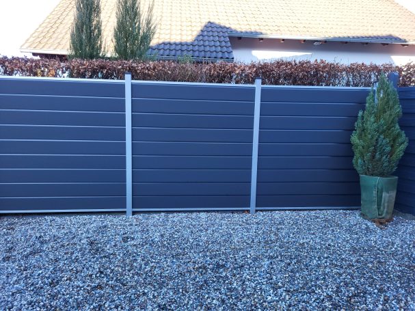Anthrazit WPC Zaun mit Pfosten in Silber