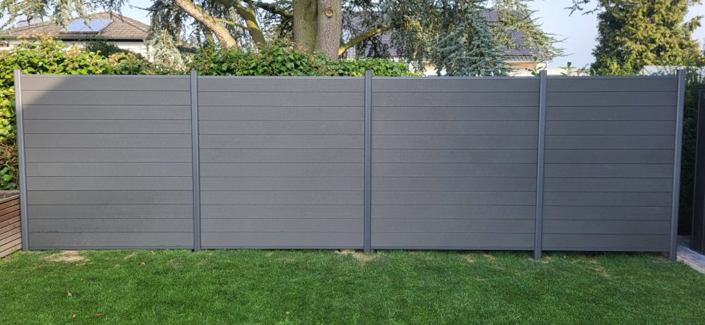 WPC Sichtschutzzaun in Anthrazit mit Pfosten in Anthrazit