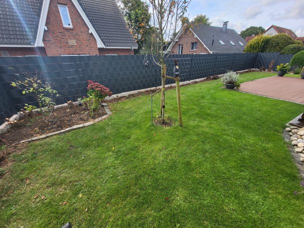 Doppelstabmatten 1,40m hoch mit Sichtschutz auf L Steinen montiert