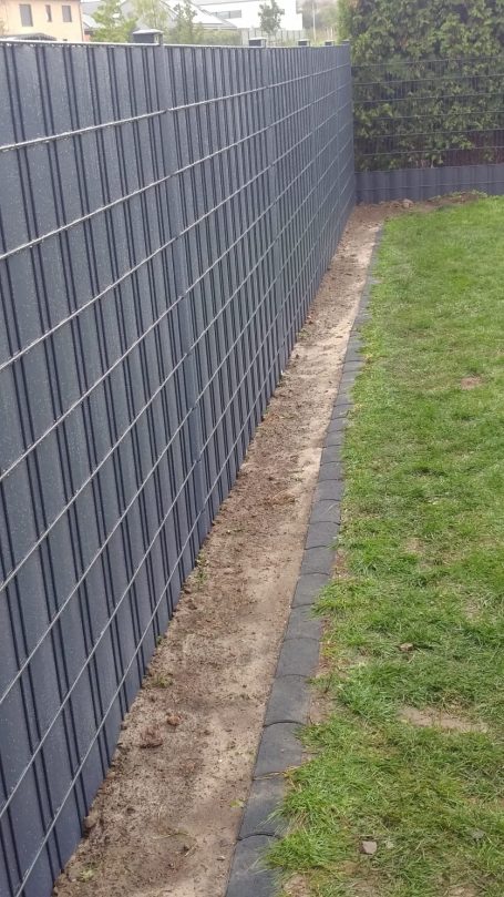 Doppelstabmatten Zaun in Anthrazit mit Sichtschutz 1,80m hoch