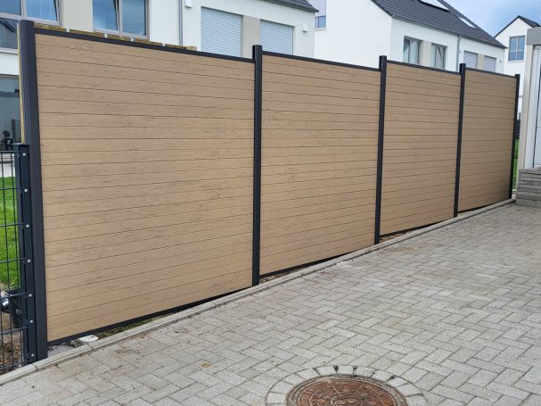 WPC Sichtschutzzaun in Sandfarbe mit Anthrazit Pfosten 