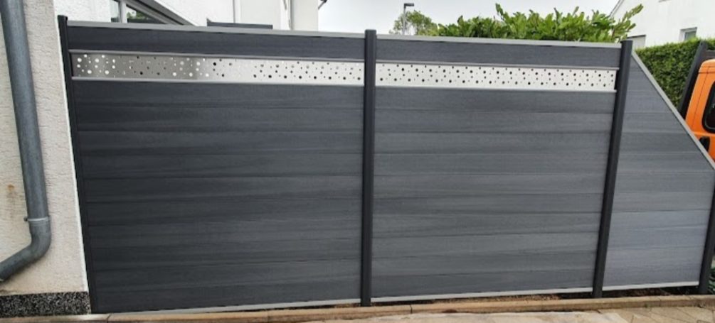 WPC Zaun mit Zierblende und Schrägelement