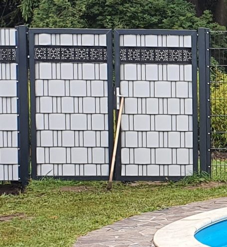 2 Flügeltor mit Sichtschutz in Hellgrau und Zierstreifen