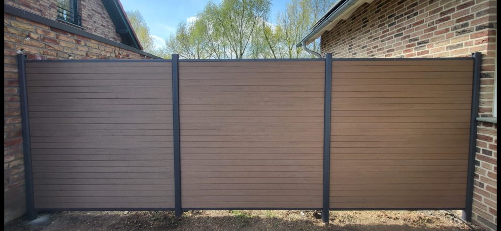 WPC Sichtschutzzaun in Mandel Optik mit Pfosten in Anthrazit