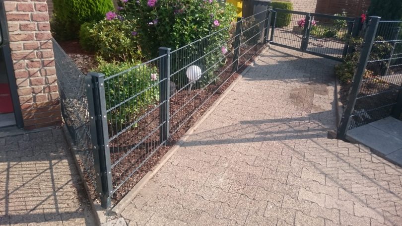 Doppelstabmatten 0,80m als Beetbegrenzung mit 2 Flügel Tor