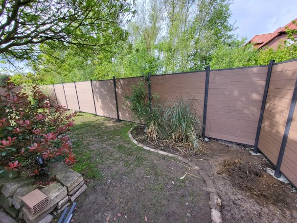 WPC Zaun in Mandelfarbe mit Anthrazit Pfosten