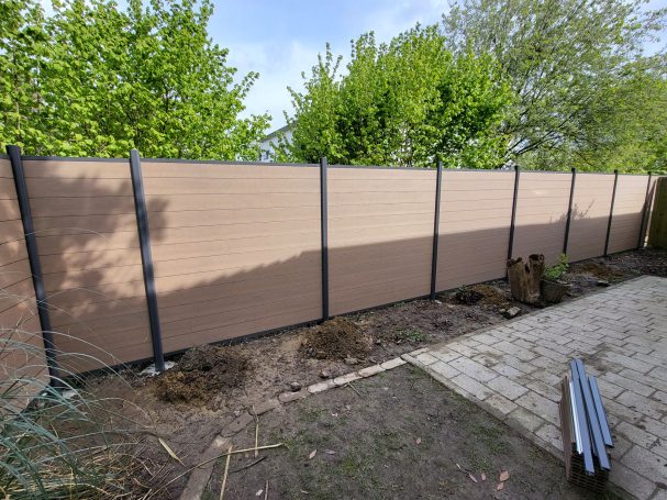 WPC Zaun in Mandelfarbe mit Anthrazit Pfosten